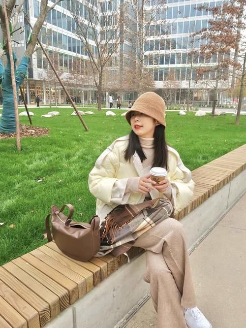  轻松|羽绒服里边穿什么？这几个搭配思路，时髦显气质，轻松摆脱臃肿感