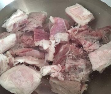 炖羊肉，“最忌”这几种调料！学会小妙招，羊肉软烂鲜美，无腥味