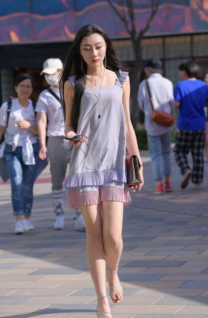 文雅倜傥的外表美,选定轻捷短裙才气天然展示