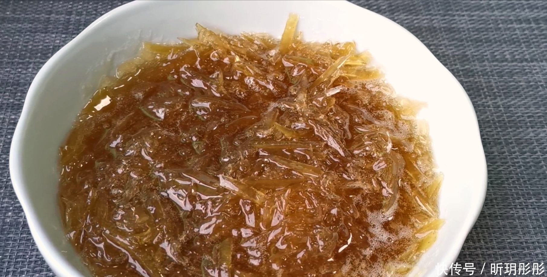 做成|柚子皮不要扔了,做成蜂蜜柚子茶太美味,酸甜可口,吃半年不坏