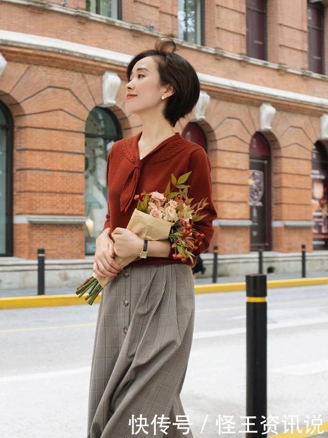 秋季穿搭，羊毛衫配百褶裙，气质减龄又优雅