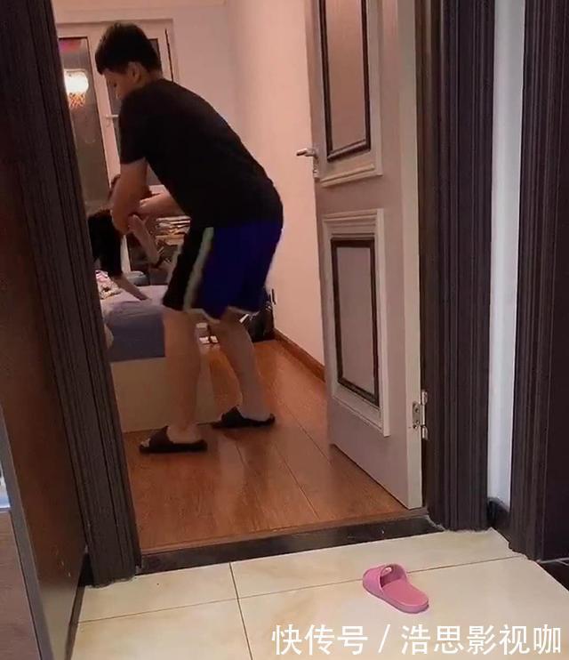 妈妈|妹妹要和哥哥一起睡，被哥哥“无情”丢出房间，妹妹崩溃笑翻妈妈