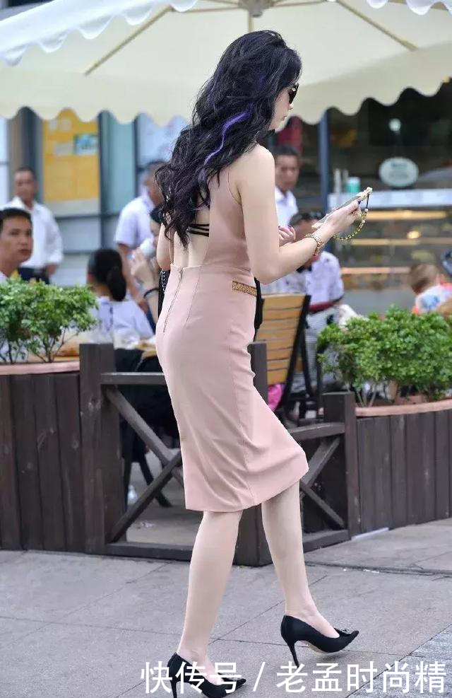 街拍:美女脚上一双尖头的高跟鞋,凸显出迷人魅力,带着都市女性的风范