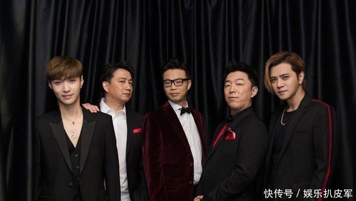 《極限挑戰7》合體海報,黃明昊郭京飛站邊邊,C位一目了然