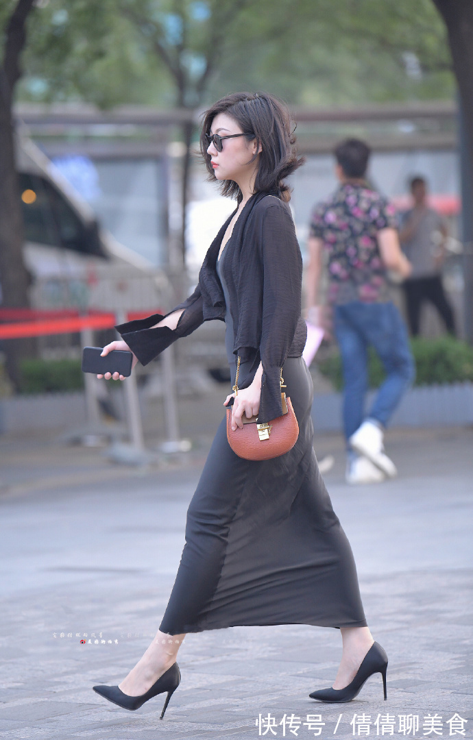 街拍|小姐姐街拍黑色吊带修身连衣裙搭配细高跟,展现优雅女人味