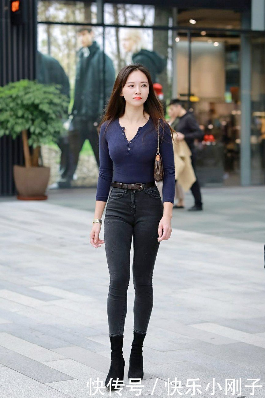 选条好裤子很重要!修身的裤型更显高挑,对身材要求也更严苛