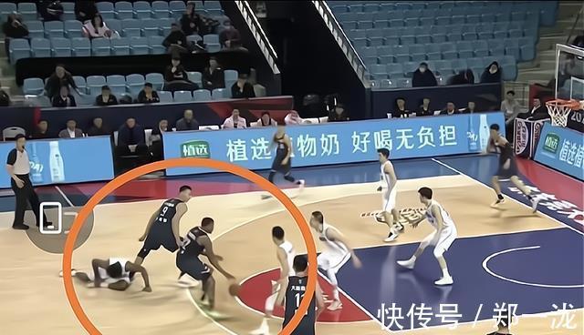 犯规|一场比赛连伤3人!苏伟被驱逐,周鹏吃到技术犯规,场上又见血了