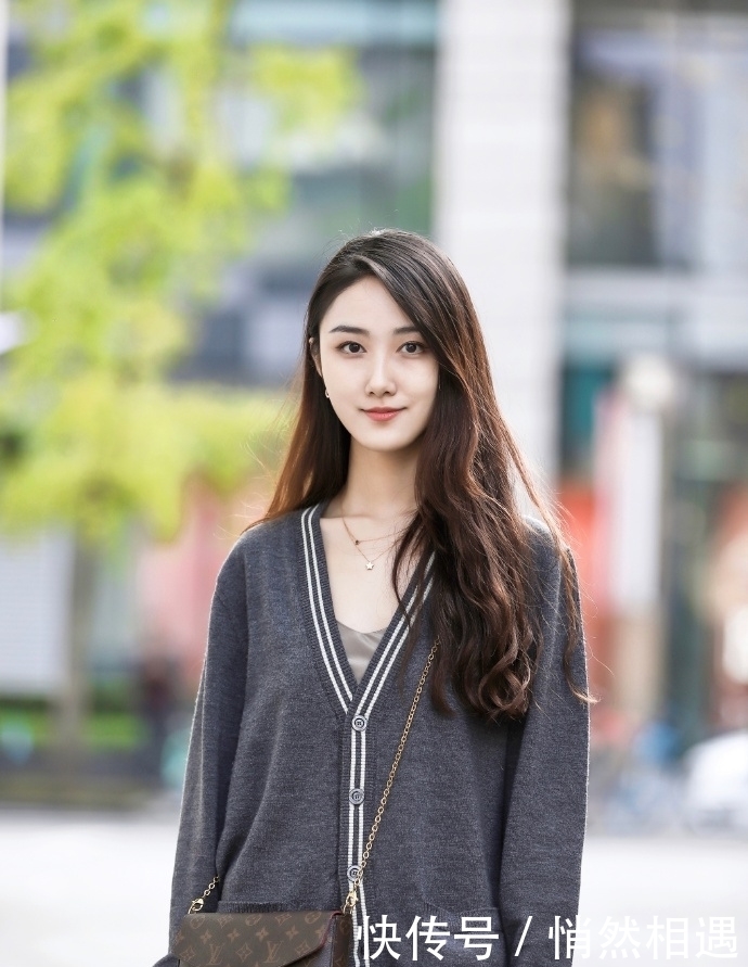 小姐姐|街拍:气质动人的甜美小姐姐,一颦一笑,迷倒众生