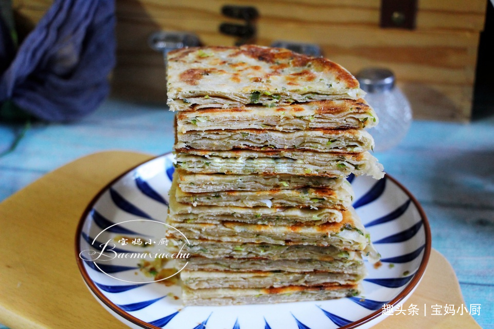 烙葱花饼，直接放葱花你就错了，多一步，立马香味扑鼻，老好吃了