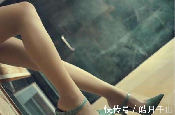 鞋面 简约时尚尖头细跟设计，贴合脚部曲线，既舒适又不累脚