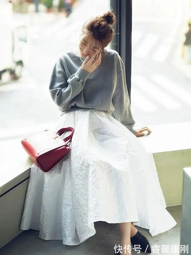 随性|卫衣+半裙=早秋最火混搭套路，时髦又有女人味