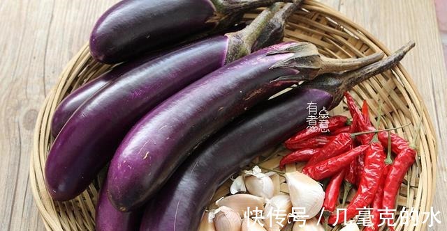 蒜香茄子|入秋后，这食材正当季，蒸熟拌一拌，口感软嫩味道鲜，好吃到光盘！