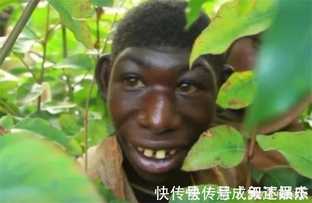 男子|非洲一男子长相似猴子,不吃饭只吃香蕉,常被人当动物欺负