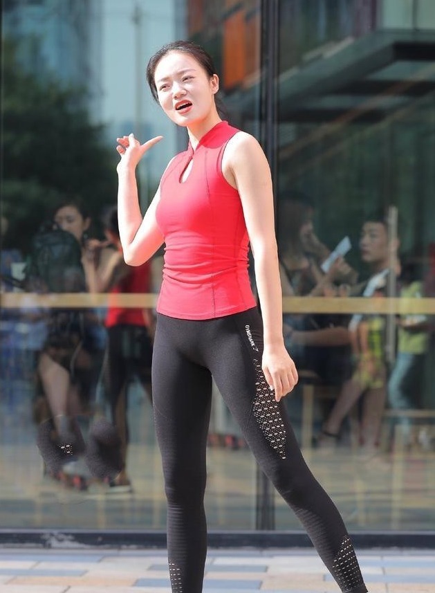 高挑|爱运动的女孩子最好看，搭配黑红健身服，身材高挑迷人