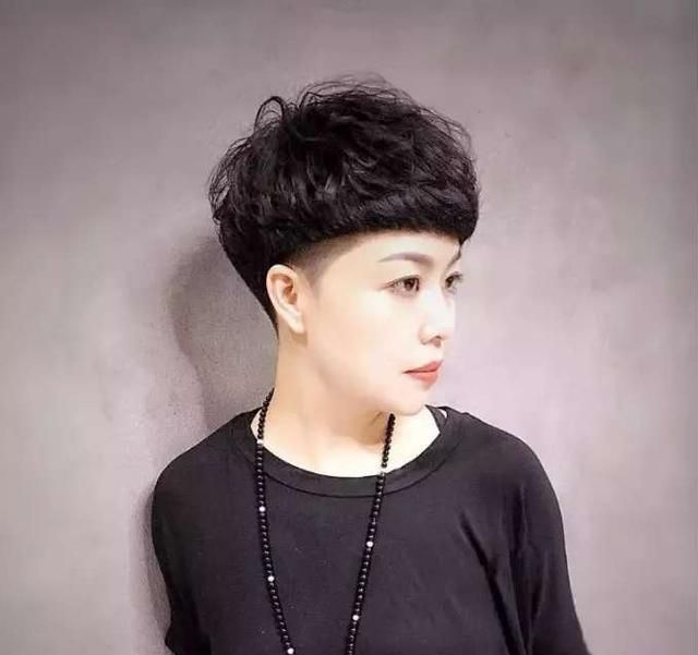 适合五十岁女人的减龄发型，时尚洋气又接地气，好打理又有女人味