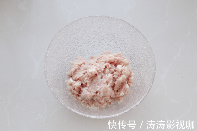 肉丸子不用油炸,蒸一蒸就上桌,香嫩好吃营养不流失,老少皆宜