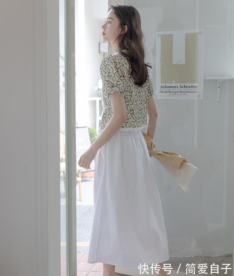 小白裙|今夏流行“碎花衬衫和半裙”，这3个穿搭思路，轻松美一整夏！