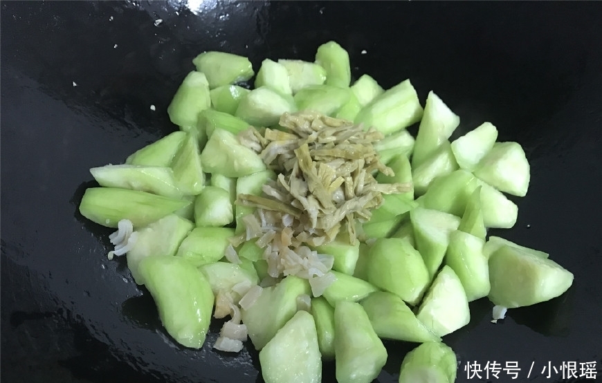 吃光|简单快手的家常菜,10分钟端上桌,炒时加两物,鲜美到汤都吃光