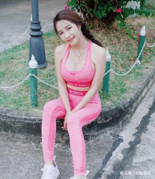 穿搭 打底裤的穿搭轻松穿出潮范，衬托出迷人优雅的身材曲线！