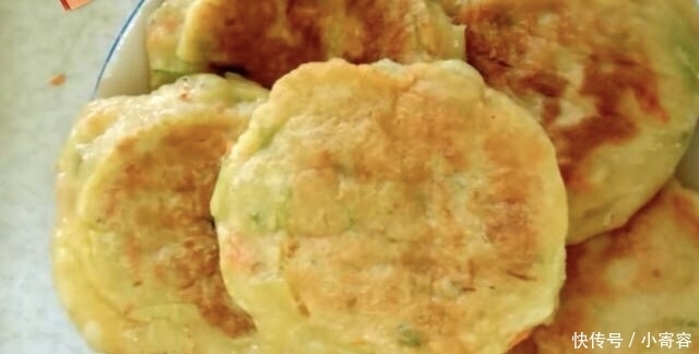 土豆和鸡蛋才是绝配,做孩子爱的煎饼,松软香糯,刚端上桌就清光