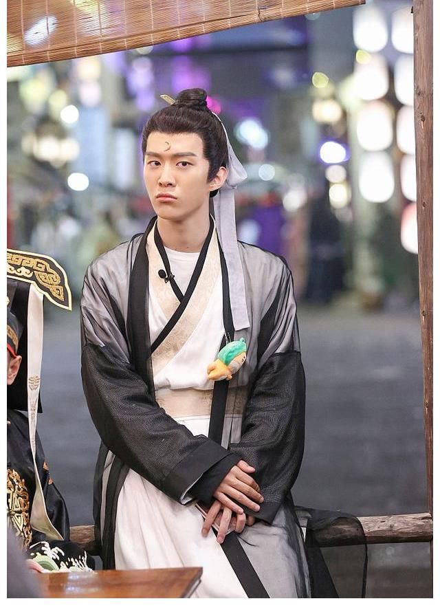 范丞丞《青春环游记3》录制花絮放出 cos包拯经典造型