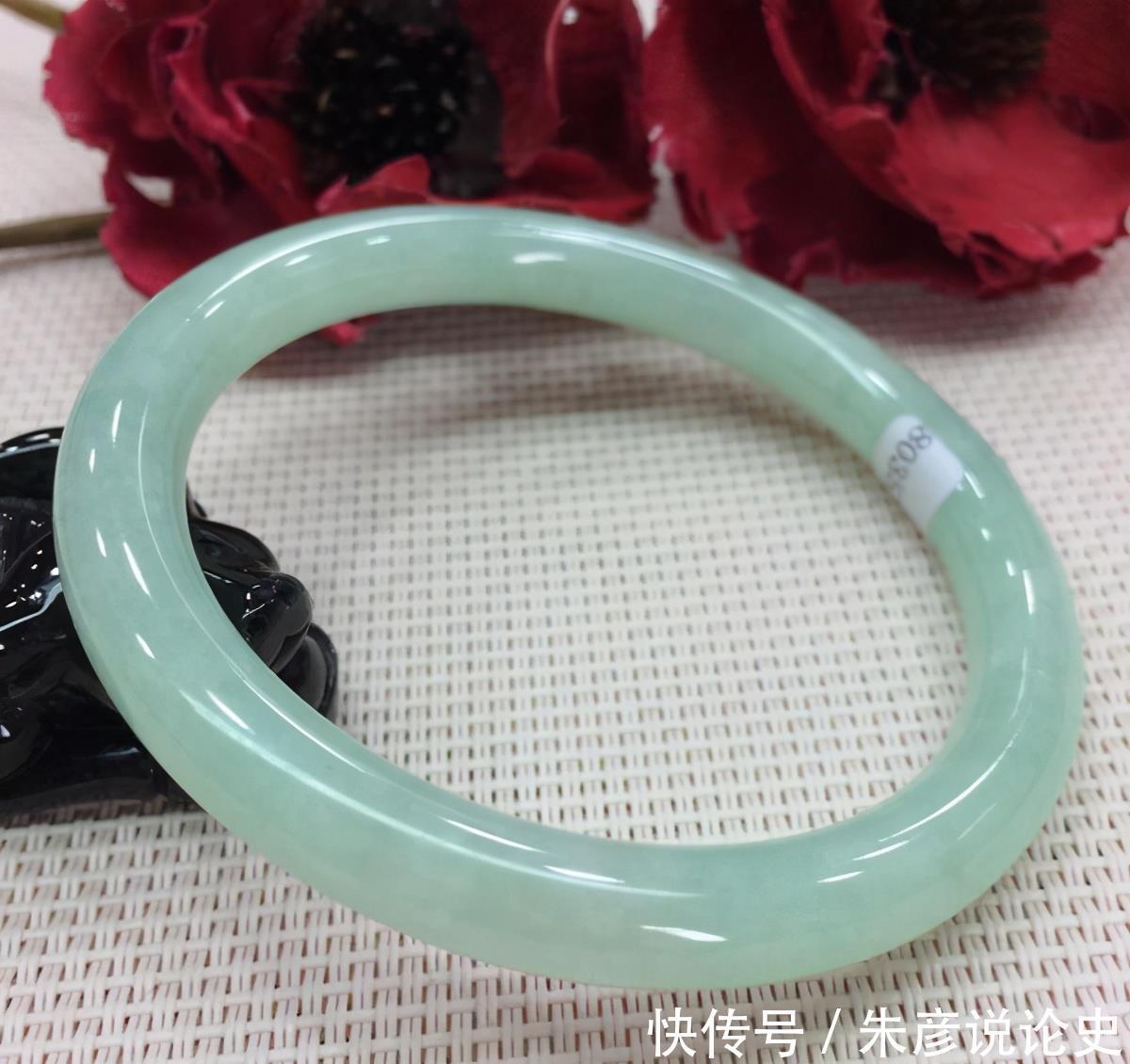 右手|女性佩戴玉镯应该是佩戴在左手,还是右手?