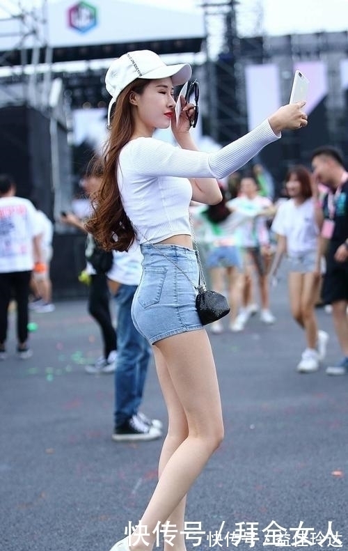 街拍|街拍:明眸皓齿白可爱的美女,搭配有致好看又时尚非常会穿搭!