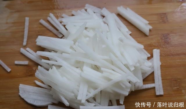 炒鸡蛋别只会用西红柿,换个食材,润肺生津,老人孩子都爱吃