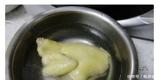 关键步骤|粤菜大厨教你做正宗广东白切鸡,皮爽肉滑,关键步骤别弄错了