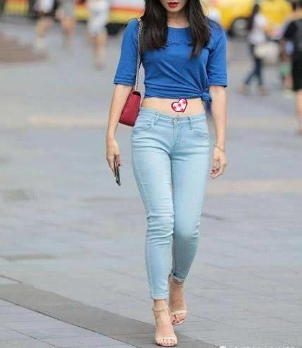 仿佛|彩色裹胸上衣,搭配牛仔裤,减龄显瘦,仿佛回到20岁