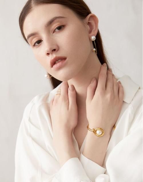 每个脸型都有适合的耳环类型，戴对款式提升气质，教你4种戴法