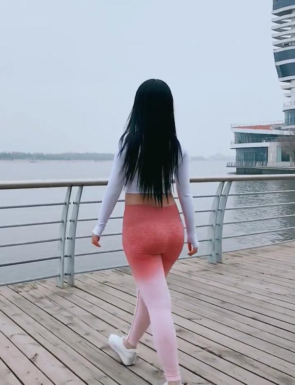 穿搭 河边清爽的白T恤美女,给人冷冷的印象美