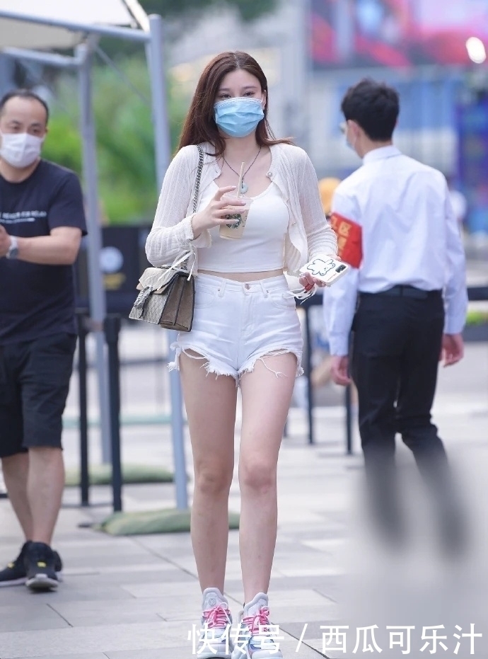 短裤|微胖女孩的秋日穿搭,休闲显瘦的牛仔短裤,让造型轻松变好看