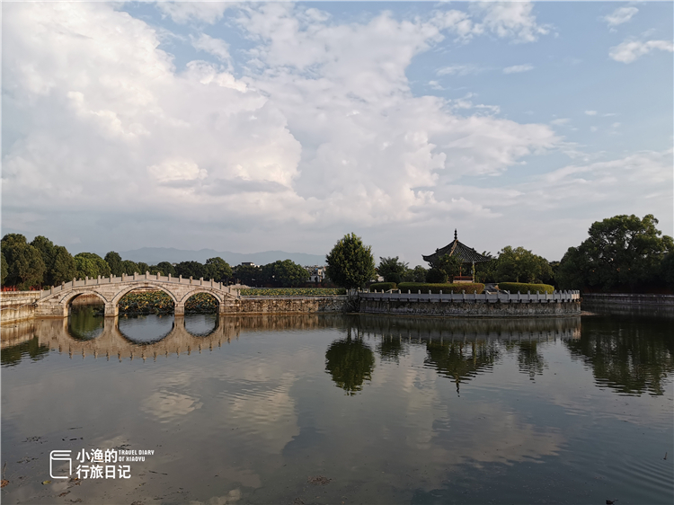 中年|最值得去的古城，超适合穷游！米线10元两人吃都撑，好多景点免费