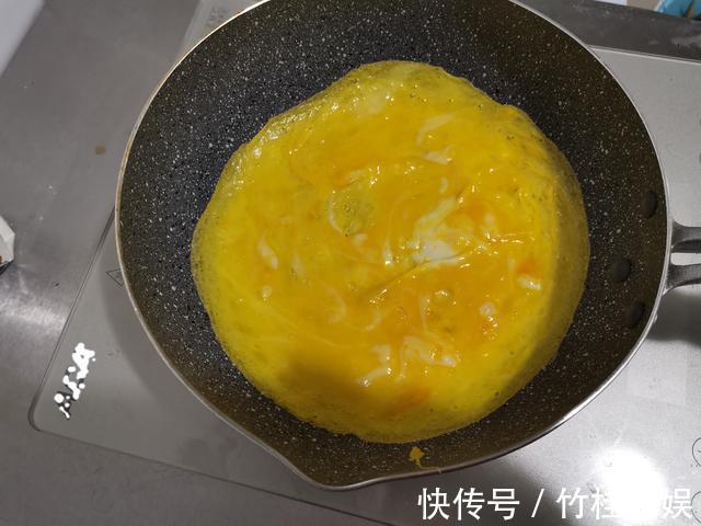 快手凉拌小菜,鸡蛋片凉拌菠菜段,颜色亮眼清爽可口