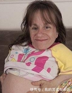 斯泰茜|全球身材最矮小的母亲仅70厘米,不听医生警告拿命生下三个孩子