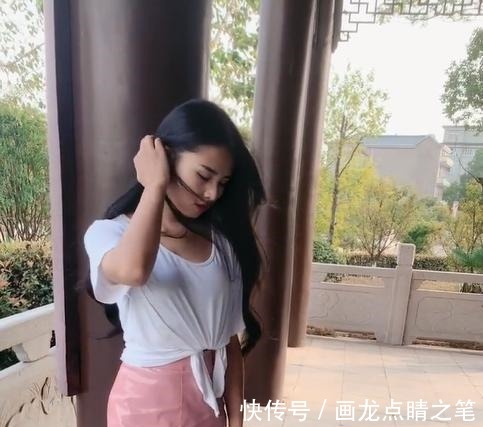 高跟鞋|白T恤搭配粉色皮肤,美女的少女心不小!