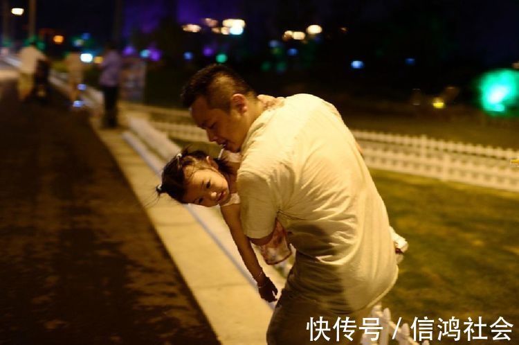 小眼神|“最深情奶爸”火了,满眼宠爱向宝宝索吻,却被女儿一脸嫌弃推开