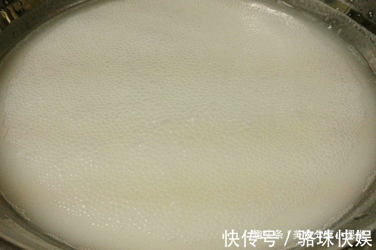 在家闲着也是闲着,不如动手试一下此种零食,只用两种食材,真香