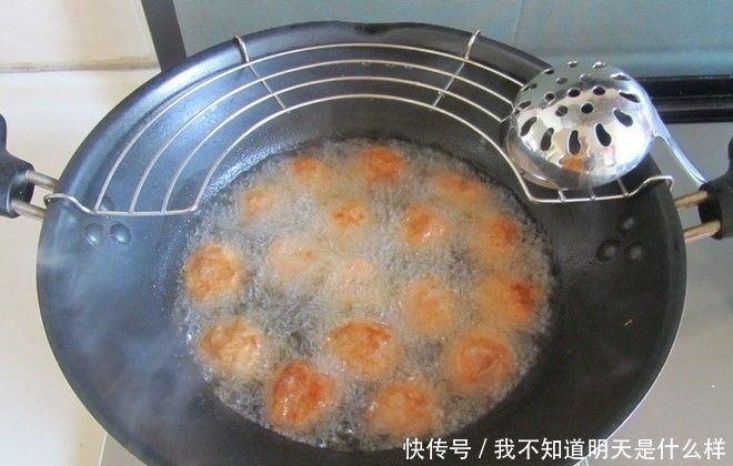 高颜值的年夜饭金丝绣球,食材简单做法讲究,外酥里嫩,香甜可口