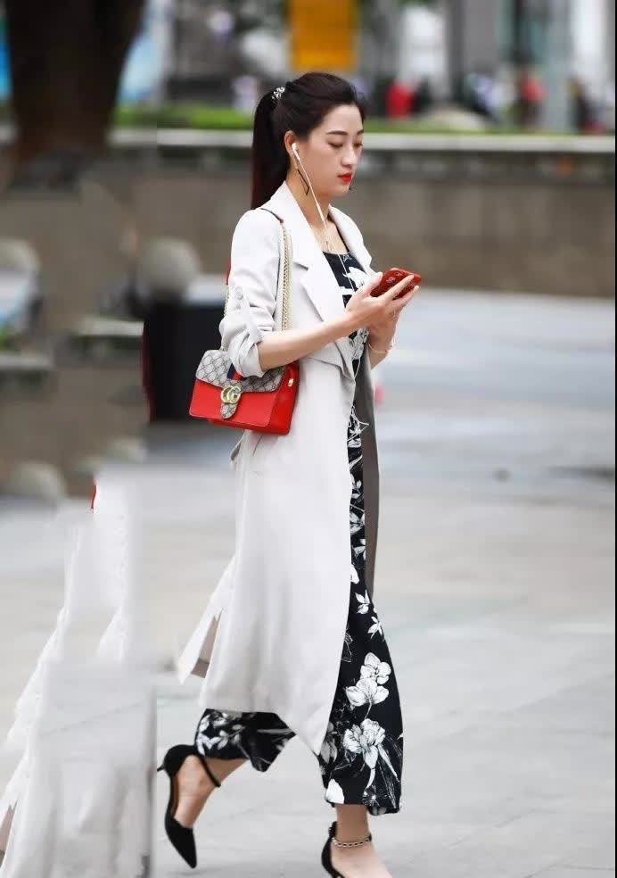 气质|街拍:绑马尾辫的气质少妇,打扮大方得体,成熟优雅气质尽收眼底