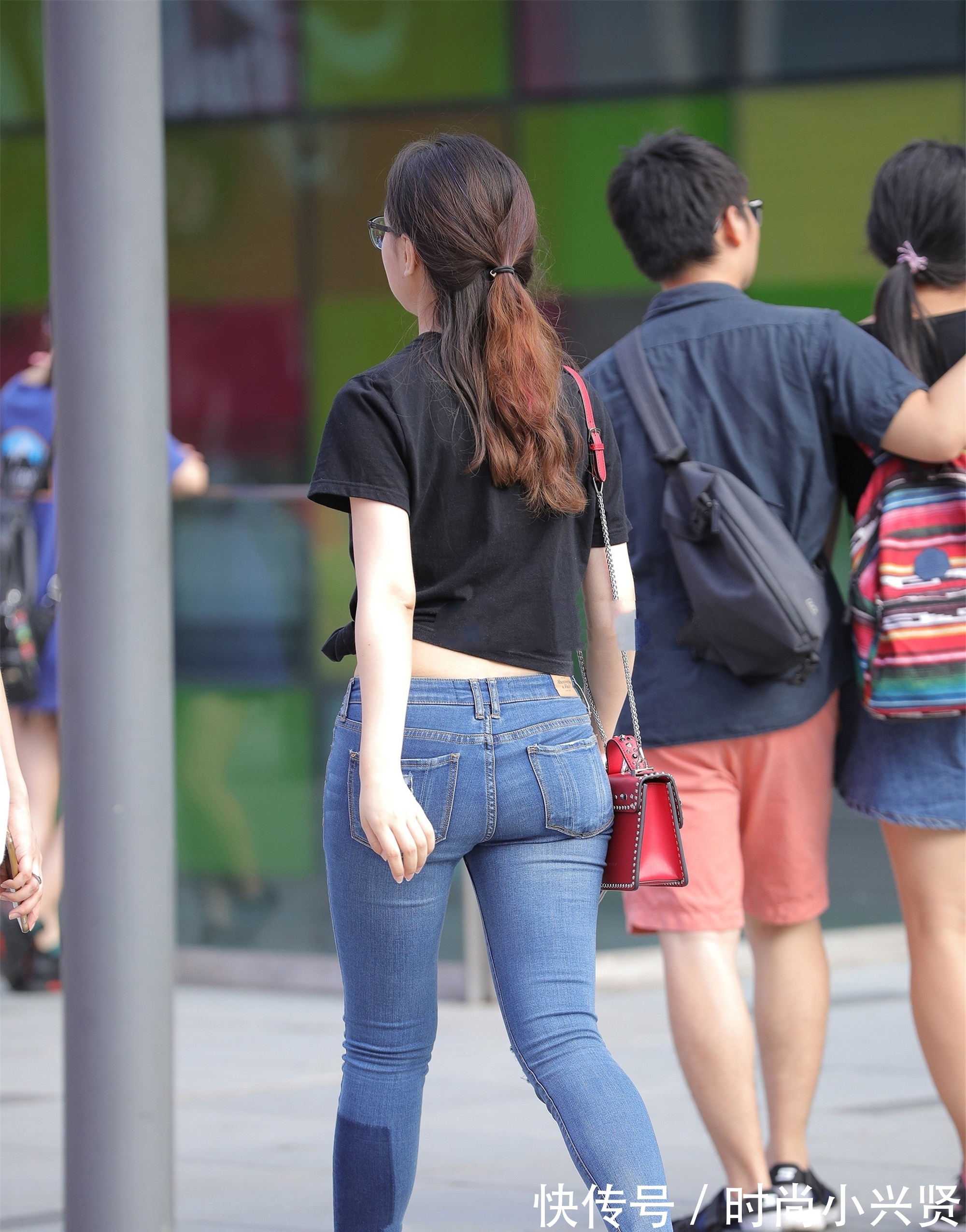 时尚 短袖“绑”起来穿,设计感强,简单好看又时尚