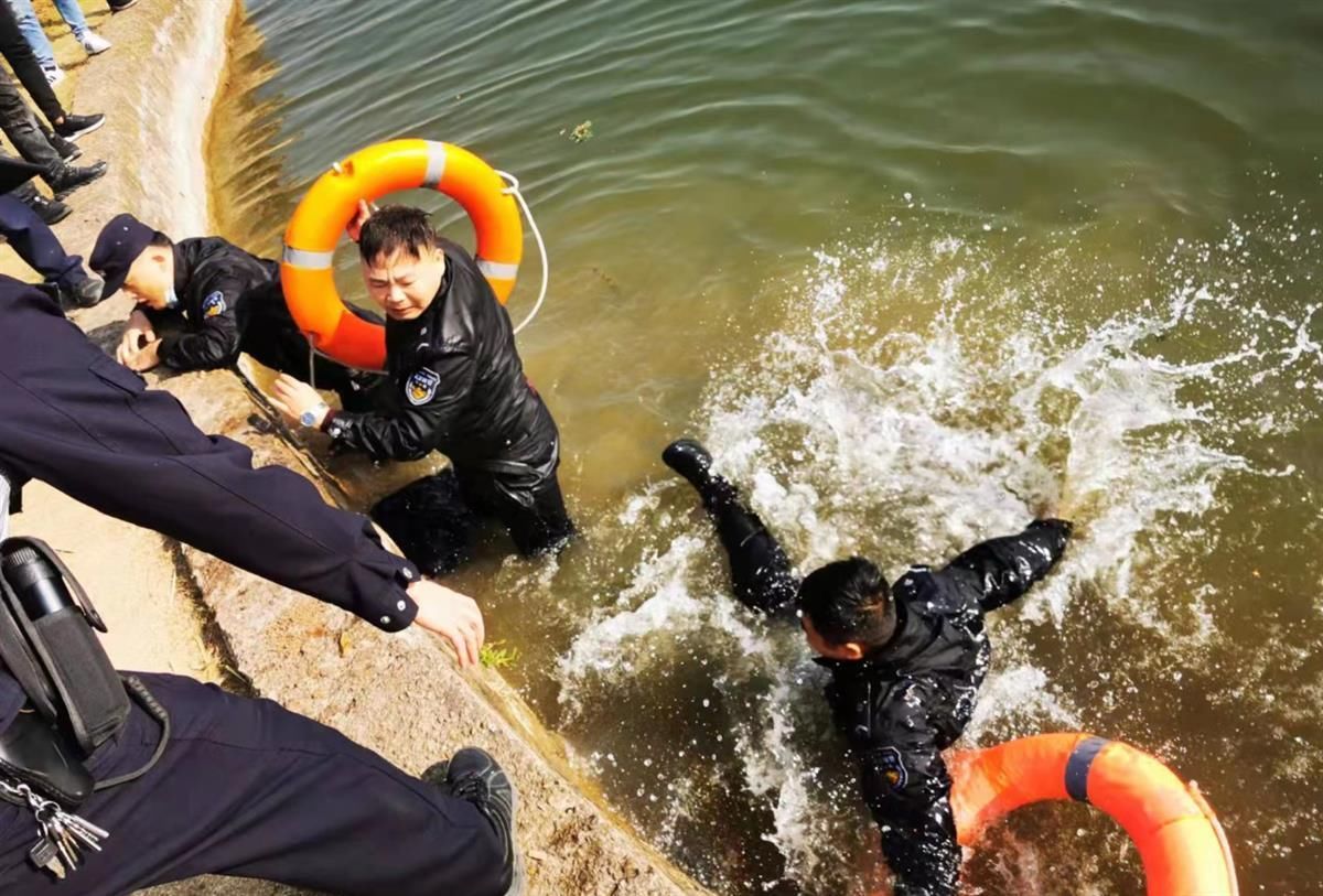陈文|冰冷湖水中，3名青年辅警接力救起轻生男子