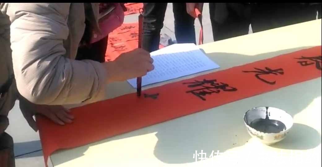 研究生#年味甚浓!书法女研究生街头写春联,遒劲有力,笔笔是功夫!
