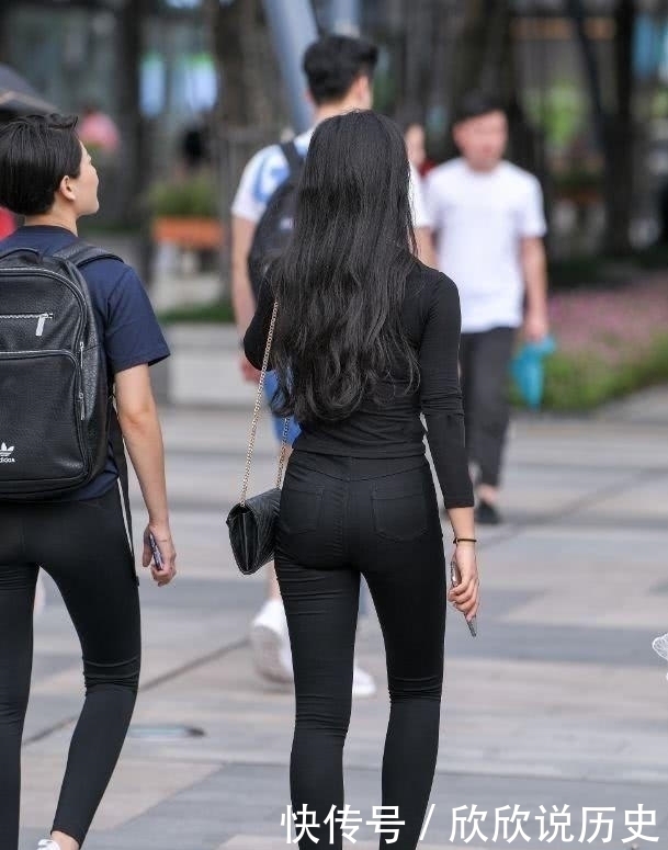 穿紧身牛仔裤有点微胖的长腿性感小姐姐,黑色紧身牛仔裤