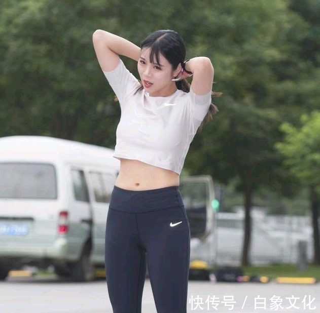 破洞牛仔裤 多肉女生就穿打底裤,“收胯提臀”尽显腰身,修饰身材,展现自己