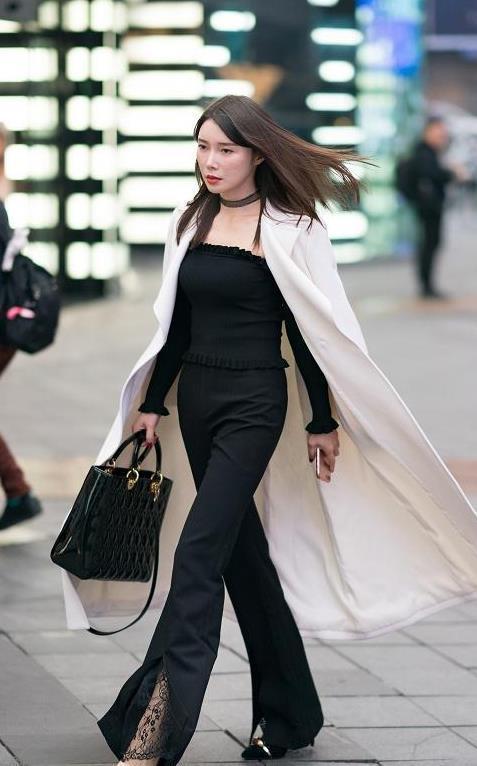 街拍:小姐姐身穿浅色系休闲衣装,展现出清爽素雅的美感