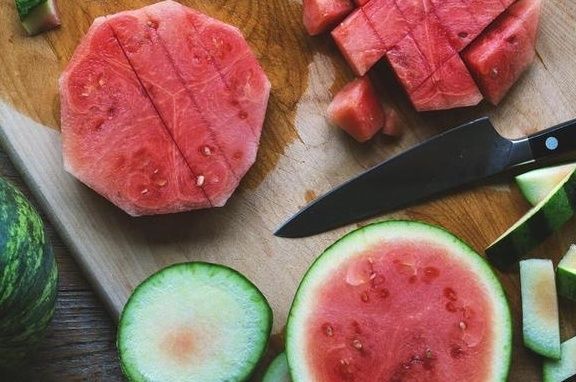 怀孕|怀孕时，这三种水果可能对宝宝造成损伤，孕妈要尽量少吃哦