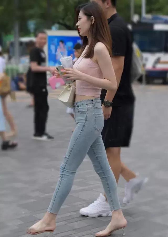 小姐姐的九分裤穿搭很有特点,哪些说丑的站出来