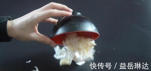 剥大蒜别再用刀拍了,只需借助它,快速又不伤手,方法太棒了